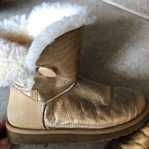 UGG Bailey Button Metallic Gold
